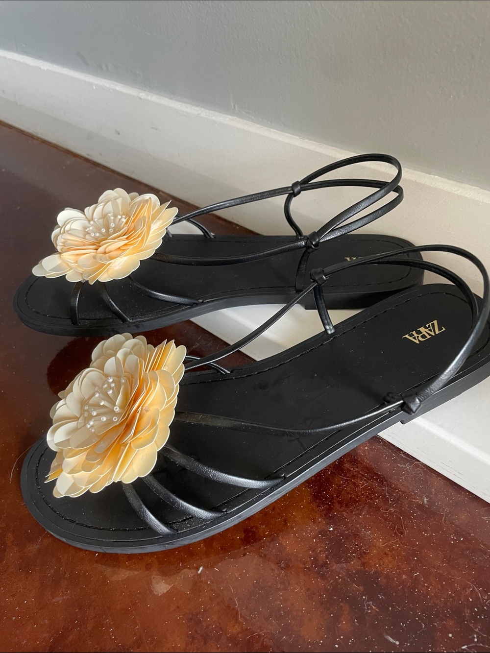 ZARA Black Strappy Flat Sandal w/ Cream Flower Accent. Size 38 - Picture 5 of 6